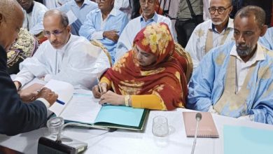 صورة توقيع الوثيقة النهائية للتحضير التشاركي للانتخابات