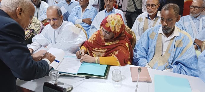 صورة توقيع الوثيقة النهائية للتحضير التشاركي للانتخابات