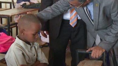 صورة وزير التهذيب  يؤدي زيارة لمدرسة إبن سينا