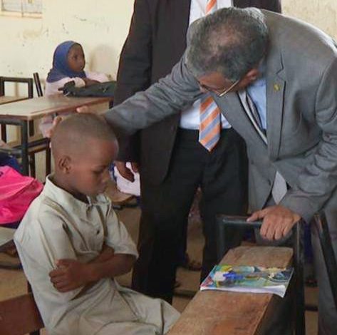 صورة وزير التهذيب  يؤدي زيارة لمدرسة إبن سينا