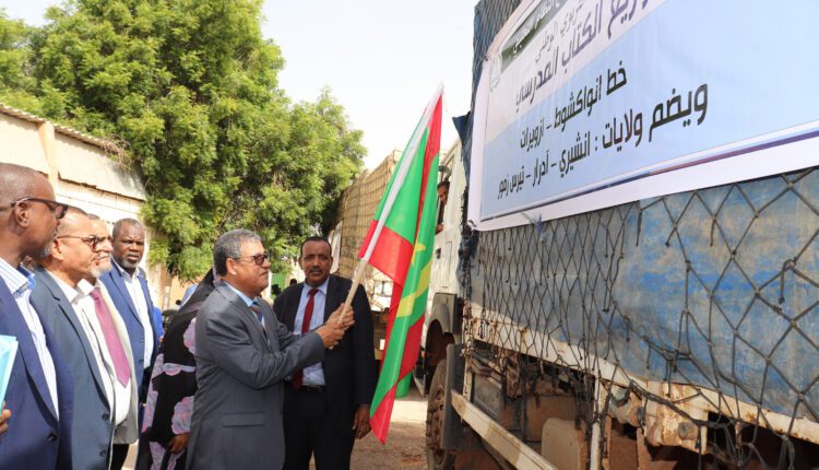 صورة وزارة التهذيب تبدأ نقل الكتب المدرسية إلى الولايات الداخلية