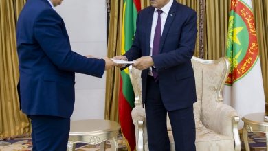 صورة الرئيس غزواني يتسلم تقرير اللجنة الوطنية لحقوق الإنسان