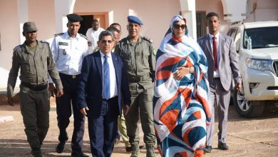 صورة مفوضة الامن الغذائي تؤدي زيارة لمدرسة بلال٢