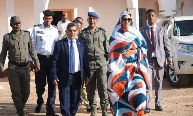 صورة مفوضة الامن الغذائي تؤدي زيارة لمدرسة بلال٢