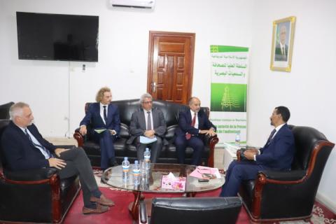 صورة الدكتور الحسين مدو يجري محادثات مع السفير الفرنسي