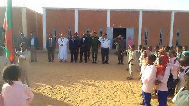 صورة والي لعصابه يواصل زياراته التفقدية للمؤسسات التعليمية