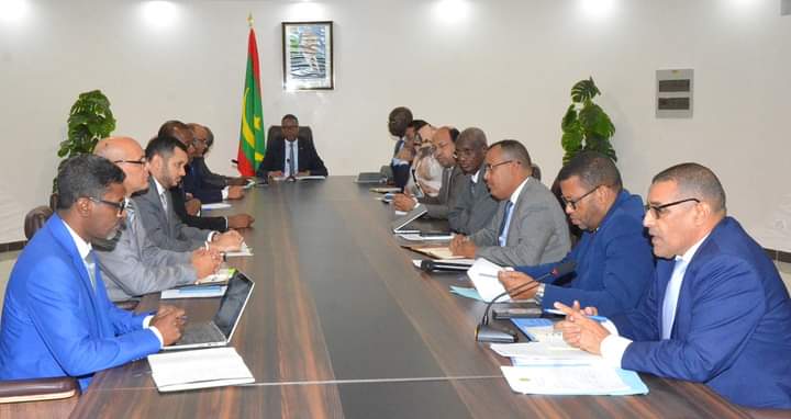 صورة اجتماع في الوزارة الاولى لبحث آليات تفعيل سياسة التشغيل