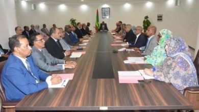 صورة الوزير الأول يترأس اجتماعا بطاقم ديوان الوزارة الأولى