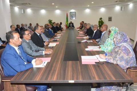 صورة الوزير الأول يترأس اجتماعا بطاقم ديوان الوزارة الأولى