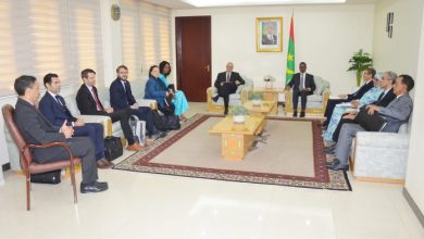 صورة الوزير الأول يجري مباحثات مع بعثة من صندوق النقد الدولي