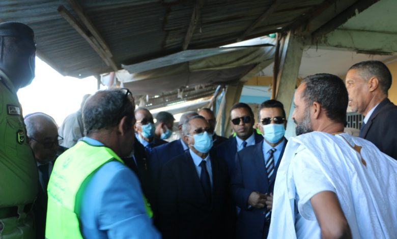 صورة وزيرا التجارة و الزراعة في زيارة لسوق الخضار لدعم المنتوج المحلي