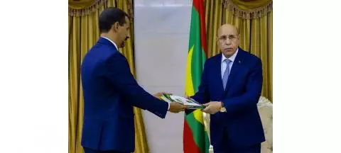 صورة رئيس الجمهورية يتسلم التقرير السنوي للسلطة العليا للصحافة والسمعيات البصرية