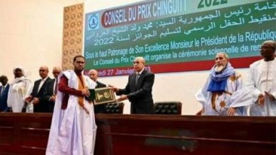 صورة رئيس الجمهورية يسلم جوائز “شنقيط” للفائزين بها هذا الموسم