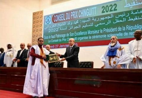 صورة رئيس الجمهورية يسلم جوائز “شنقيط” للفائزين بها هذا الموسم