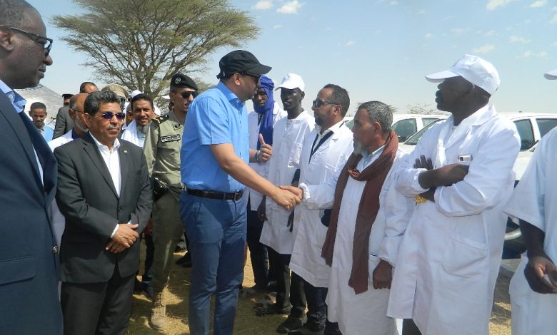 صورة تكريم لوزير التنمية الحيوانية من طرف الرئيس السنغالي