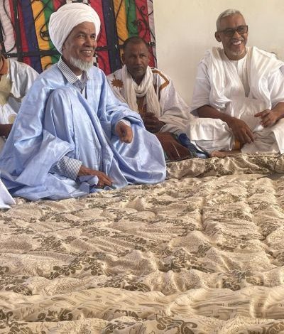 صورة الحلة / الزعيم التقليدي سيد محمد ولد محمد الراظي يستقبل العلامة الشيخ النحوي بمنزله