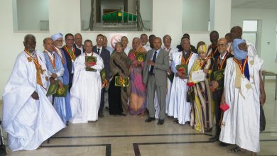 صورة رئيس البرلمان  الموريتاني يوشح عددا من الشخصيات