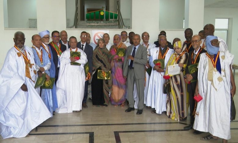 صورة رئيس البرلمان الموريتاني يوشح عددا من الشخصيات