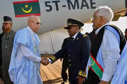 صورة احمد ولد داداه يرافق رئيس الجمهورية الى مدينة تيشيت