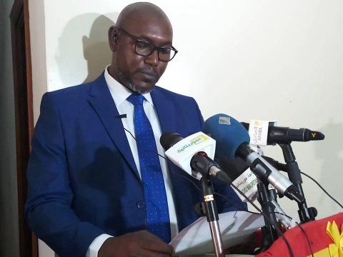 صورة زعيم المعارضة: يستنكر مصادرة البطاقات ويصفها بالظاهرة الخطيرة