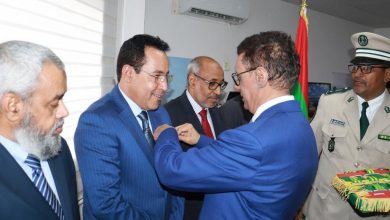 صورة باسم رئيس الجمهورية توشيح مستحق  للاطار  المصطفى السالك ولد  زيدان