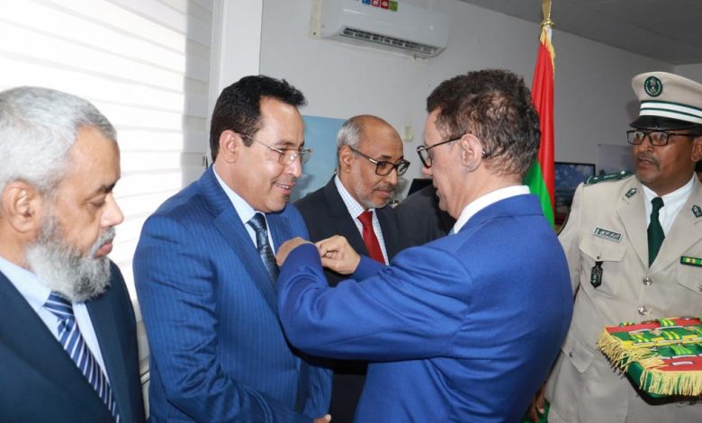 صورة باسم رئيس الجمهورية توشيح مستحق للاطار المصطفى السالك ولد زيدان