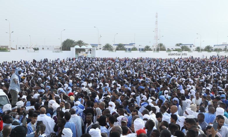 صورة آلاف المواطنين يشيعون جنازة الراحل الصوفي ولد الشين