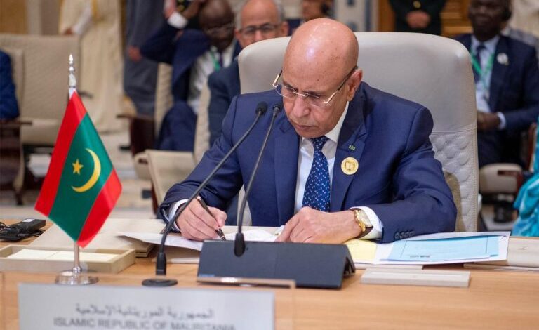 صورة الرئيس يلتقي رجال اعمال قطريين ويدعوهم للاستثمار في موريتانيا