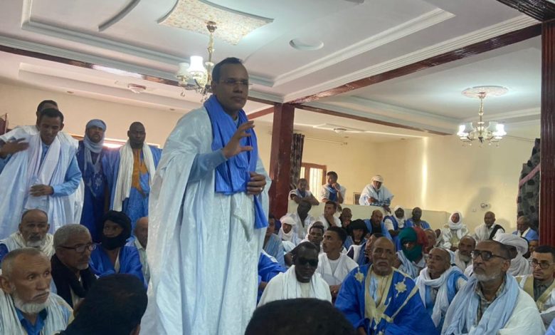 صورة اجتماع حاشد بمنزل زعيم حلف الوفاء للتحضير للانطلاق الحملة الانتخابية