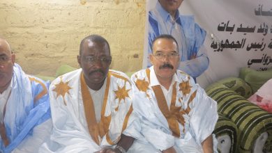 صورة خلال تظاهرة حاشدة  ولد سيد ابات يتلقى تهنئة بعثة حزب الانصاف