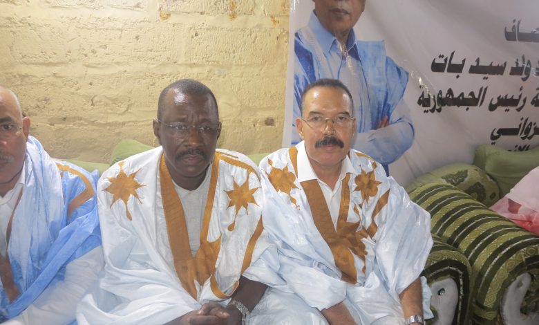 صورة خلال تظاهرة حاشدة  ولد سيد ابات يتلقى تهنئة بعثة حزب الانصاف