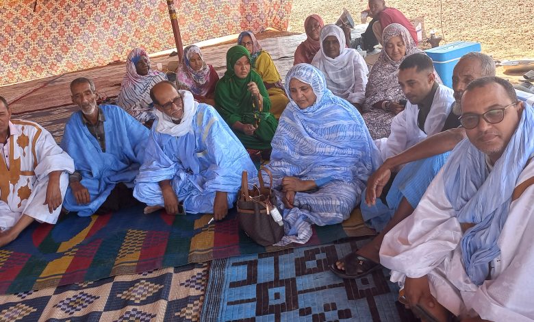 صورة احسي البكاي / مديرة ديوان الوزير الاول تعقد اجتماعا  بالوجهاء والفاعلين المحليين
