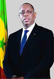 صورة ماكي صال / يصدر مرسوما بإعادة المتقاعدين من القوات المسلحة منذ 2019