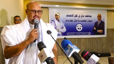 صورة النائب سيدنا ولد احمد اعلى   في حفل كبير  يتنازل لخلفه عن نائب مقاطعة مال