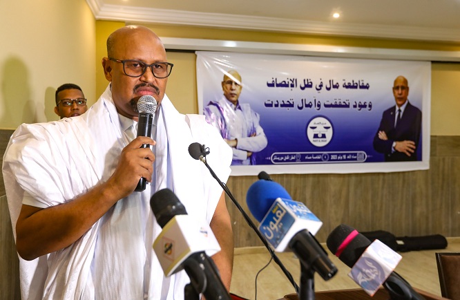 صورة النائب سيدنا ولد احمد اعلى   في حفل كبير  يتنازل لخلفه عن نائب مقاطعة مال