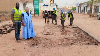 صورة كيفه /عمدة المدينة يشرف على إصلاح الحفر على طريق الامل بالتعاون مع ETER