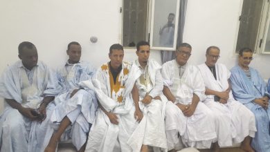 صورة وفد من نقابة الصحفيين يقدم واجب العزاء للنقيب السابق، في وفاة والدته