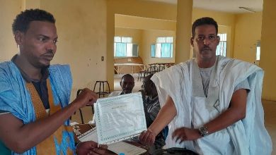 صورة Tidjikja/ le directeur technique du projet praps supervise la clôture d’une session de formation au profit de 53 jeunes et filles.