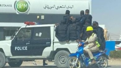 صورة المشتبه بهم في السطو على أحد البنوك يعيدون تمثيل الجريمة