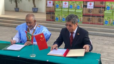 صورة عمدة بلدية كيفه جمال ولد كبود يستلم بعض الآلات الزراعة هدية من سفارة الصين الشعبية