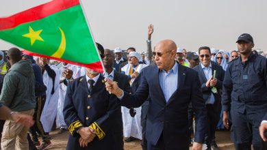 صورة أطار / رئيس الجمهورية يضع حجر الاساس لطريق أطار _شنقيط