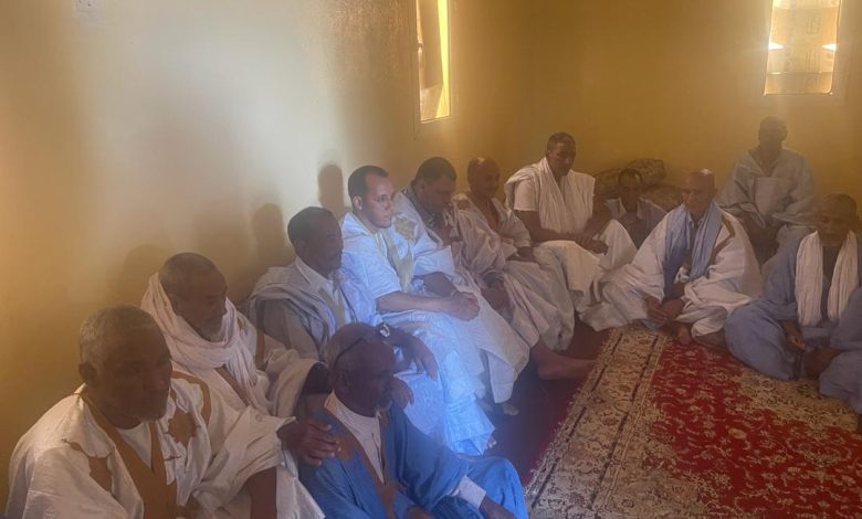صورة بقيادة الدكتور سيدي ولد عمار مجتمع اجعافر يؤدي واجب العزاء في رحيل الشيخ التقليدي سيد المختار ولد محمدي رحمه الله