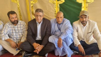 صورة وفد من نقابة الصحفيين يعزي الدكتور محمد ولد الحسن في وفاة عمته