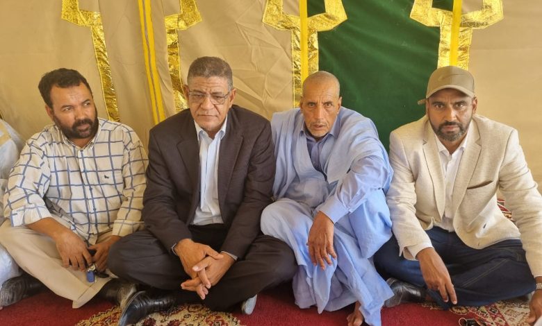 صورة وفد من نقابة الصحفيين يعزي الدكتور محمد ولد الحسن في وفاة عمته