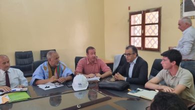 صورة كيفه / بعد استقباله  للسفير الفرنسي  عمدة المدينة يشرف على اجتماع بقاعة البلدية