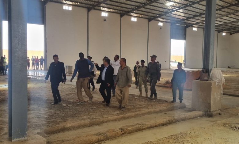 صورة والي لعصابه يؤدي زيارة تفقدية لمخازن مفوضية الأمن الغذائي والسكن الاجتماعي
