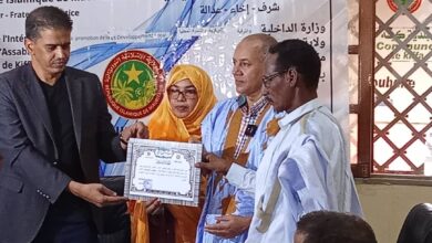 صورة كيفه / في حفل كبير  عمدة المدينة الدكتور جمال ولد كبود  يُكرم المعلم يسلم ولد بيان