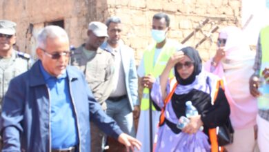 صورة والي لعصابه يؤدي زيارة للجمعية الموريتانية للتنمية برئاسة السيدة خديجة أحمد سيدي ولد إعلي