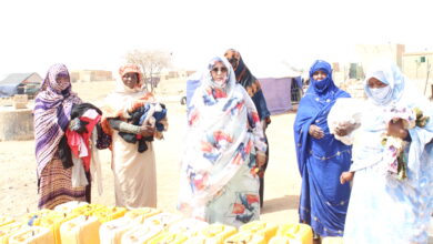 صورة كيقه /  رئيسة المنظمة(م.م.م. ط. أ ) السيدة فاطمة بنت إكبار تشرف على توزيع سقاية وبعض السلل الغذائية والملابس في الشهر الكريم