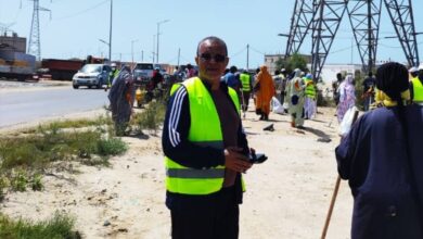 صورة عمال سوق السمك يشاركون بقوة في حملة النظافة الشاطئية/ بقلم سيدي الناده
